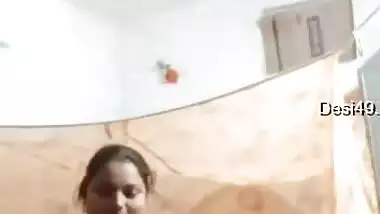 Today Exclusive-sexy Bhabhi Showing Her Boobs