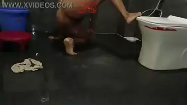 Indian desi bhabhi bathroom shower and fingerings video