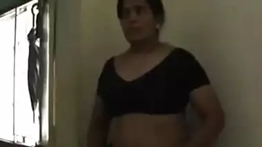 delicious aunty stripping saree