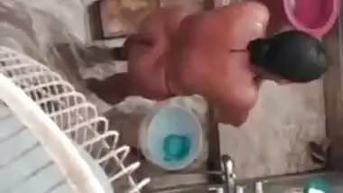 Secret watching this beautiful Desi aunty bathing nude outdoor and singing, Mms video